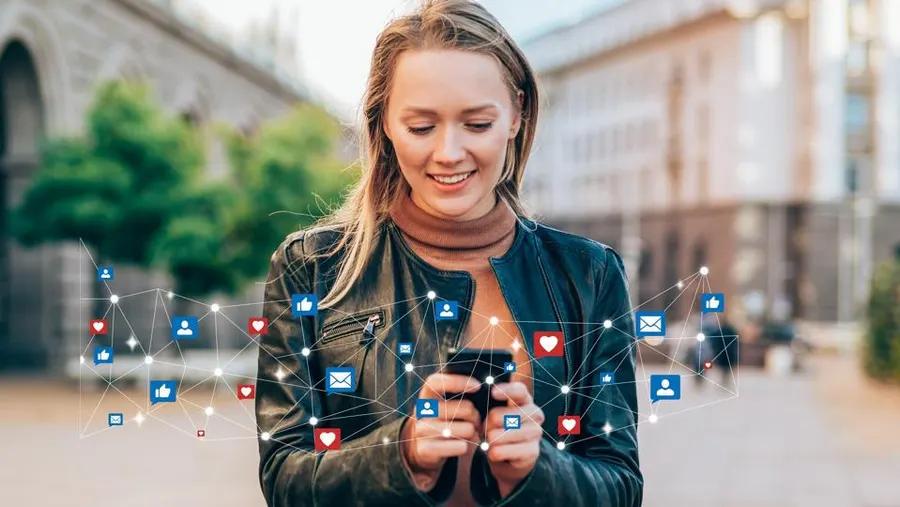 Mujer navegando por Internet en el teléfono